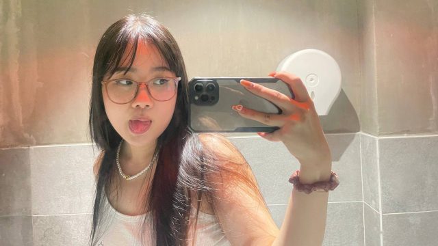 Cewek Manis Dengan Vagina Bersih Terlihat